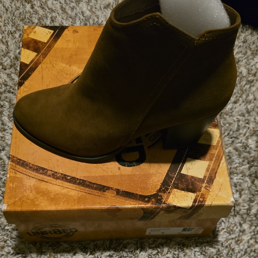 Elegant Brown Heeled Boots - Picture 2 of 4